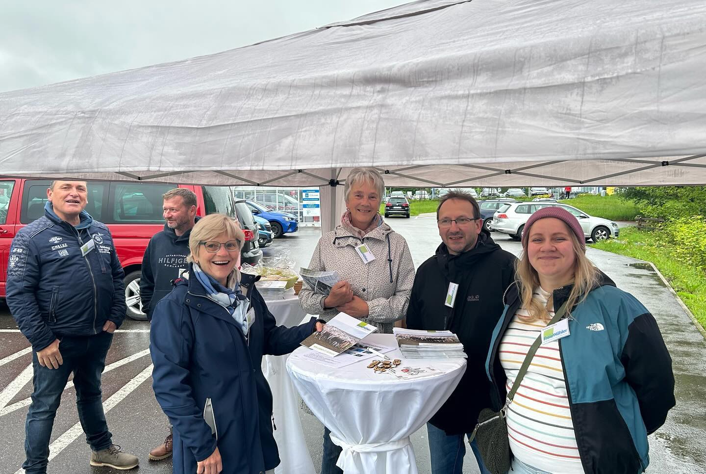 👋 Das Wetter meint es heute zwar nicht gut mit uns - wir freuen uns aber trotzdem auch diesen Samstag über viel Besuch an unserem Infostand am REWE Markt. Dieses Mal gibt es ein Bilderrätsel - St. Georgener Ortskenntnis ist gefragt 🤔💭 

#kommunalwahl2024 #stgeorgenimschwarzwald #freiewaehlerstgeorgen #wirliebenstgeorgen